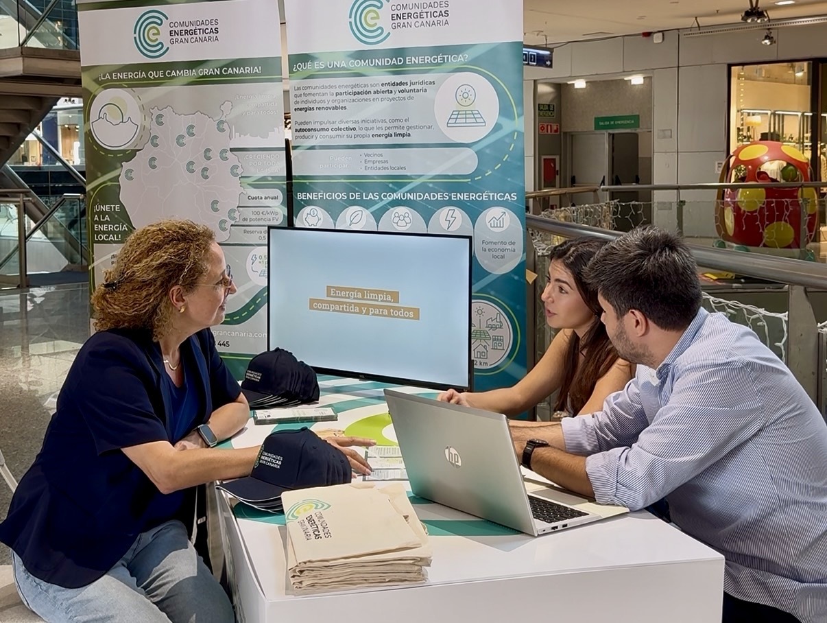 El Cabildo impulsa la participación ciudadana en las comunidades energéticas con un estand informativo en Siete Palmas